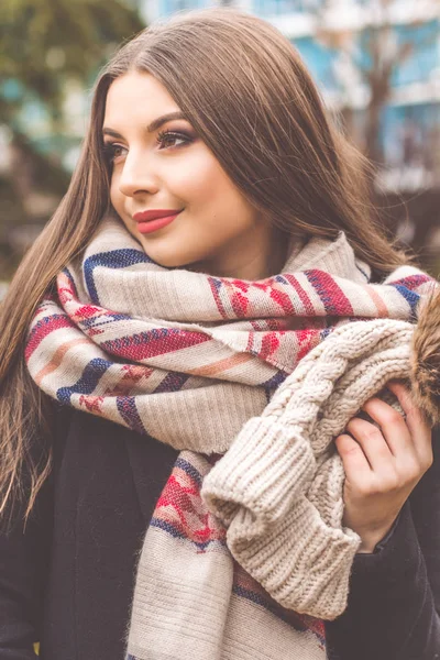 Hübsche Teenager Mädchen trägt warme Winterkleidung — Stockfoto