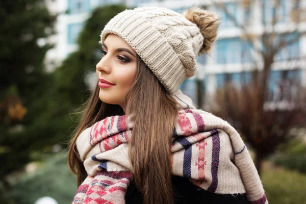 Menina bonita adolescente está vestindo roupas quentes de inverno — Fotografia de Stock