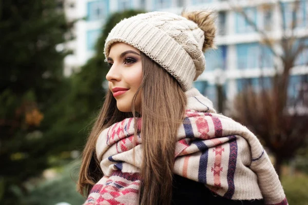 예쁜 십 대 소녀의 따뜻한 겨울 옷을 입고는 — 스톡 사진