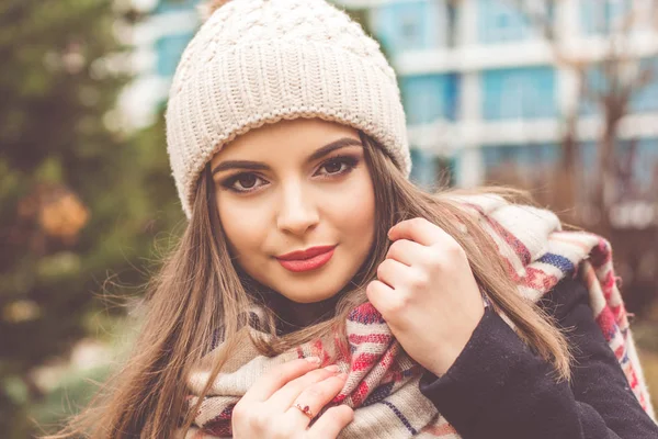Çok genç kız sıcak kış giysileri giyiyor — Stok fotoğraf