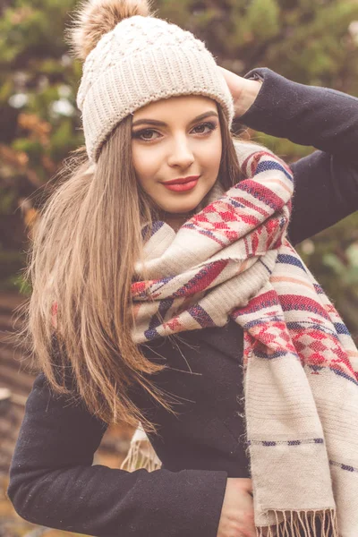 Όμορφος έφηβος κορίτσι φοράει ζεστά χειμωνιάτικα ρούχα — Φωτογραφία Αρχείου