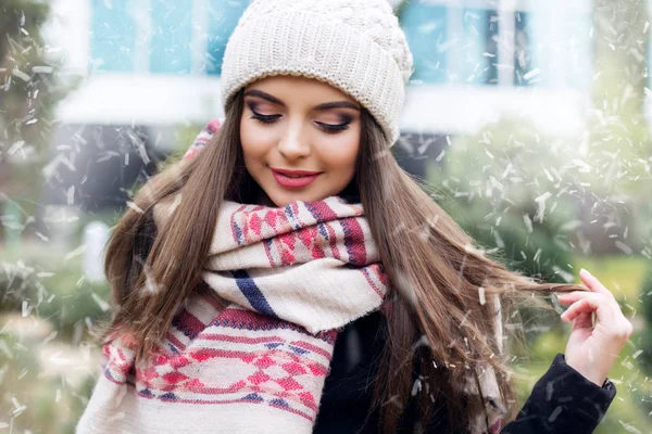 Όμορφος έφηβος κορίτσι φοράει ζεστά χειμωνιάτικα ρούχα — Φωτογραφία Αρχείου