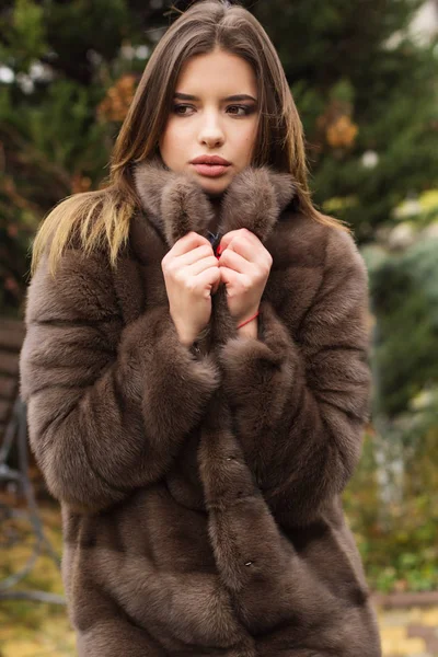 예쁜 십 대 소녀의 모피 코트를 입고는 — 스톡 사진