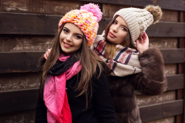 Двое друзей девушки одеты в теплые зимние одежды — стоковое фото