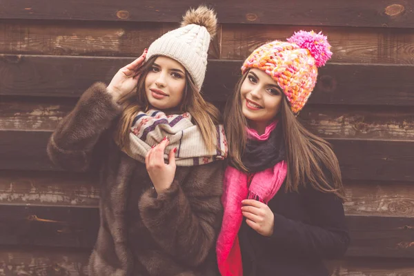 Dos amigos chica están usando ropa de invierno caliente —  Fotos de Stock