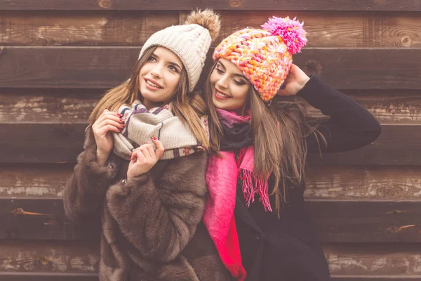 Duas meninas bonitas estão vestindo roupas quentes de inverno — Fotografia de Stock