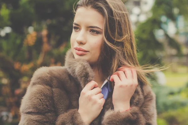 Bastante adolescente chica está usando abrigo de piel —  Fotos de Stock