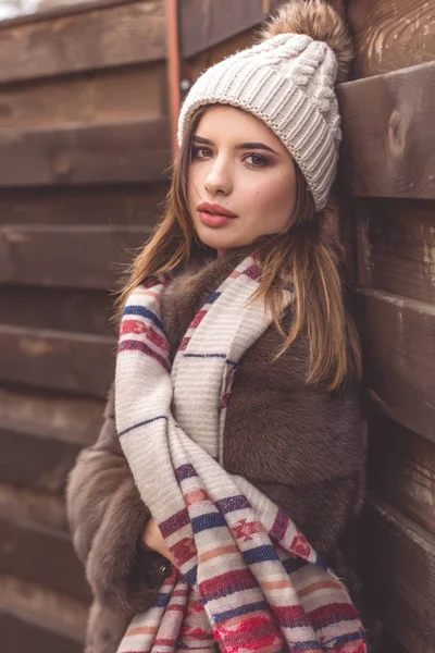 Menina bonita adolescente está usando chapéu quente e cachecol — Fotografia de Stock