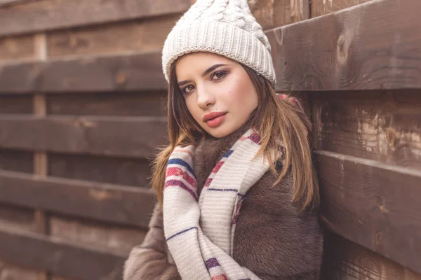 Linda chica adolescente está usando sombrero caliente y bufanda —  Fotos de Stock