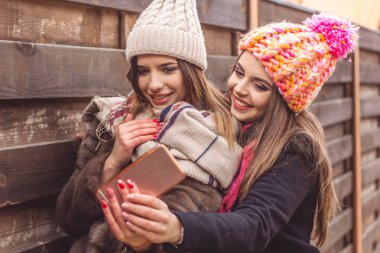 İki güzel kız selfie smartphone ile alıyor