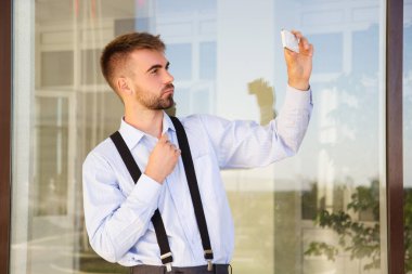 Sakallı selfie telefonla alıyor