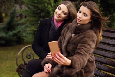 İki genç kız selfie smartphone ile alıyor