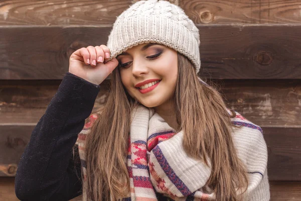 Chica bonita está usando ropa de invierno caliente —  Fotos de Stock