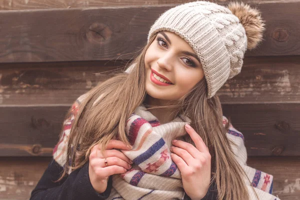 Красивая девушка в теплой зимней одежде — стоковое фото
