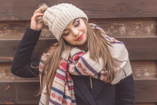 Flot pige er iført varmt vintertøj - Stock-foto