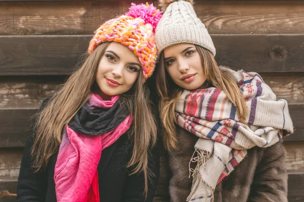 Duas meninas bonitas estão vestindo roupas quentes de inverno — Fotografia de Stock