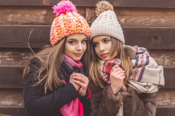 Ζεστά χειμωνιάτικα ρούχα φορούν δύο όμορφο κορίτσι — Φωτογραφία Αρχείου