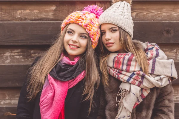 Duas meninas bonitas estão vestindo roupas quentes de inverno — Fotografia de Stock