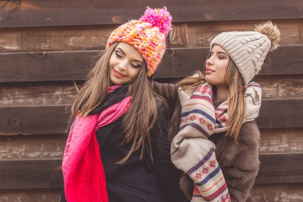 Duas meninas bonitas estão vestindo roupas quentes de inverno — Fotografia de Stock