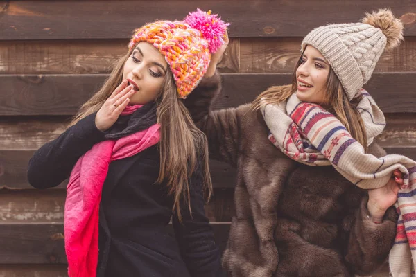 Duas meninas bonitas estão vestindo roupas quentes de inverno — Fotografia de Stock