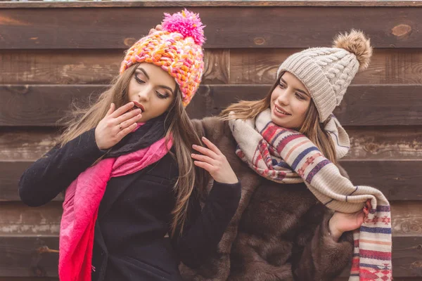 Duas meninas bonitas estão vestindo roupas quentes de inverno — Fotografia de Stock