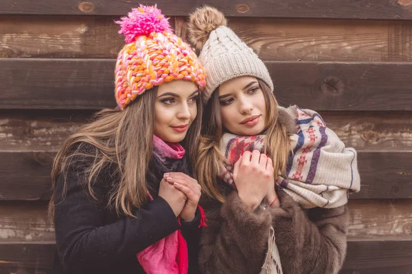 两个漂亮的女孩都穿着温暖的冬天的衣服 — 图库照片