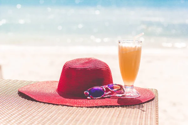Friss narancslé, kalap és napszemüveg-tenger felett — Stock Fotó