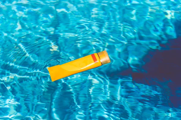 Loción protector solar en la piscina — Foto de Stock