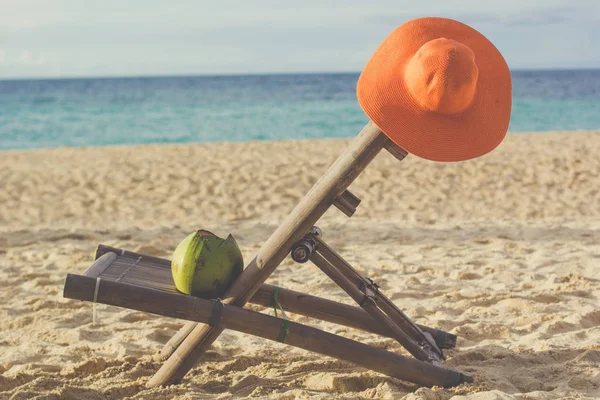 用椰子海滩上的躺椅 — 图库照片