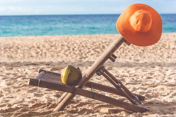 Liegestuhl am Strand mit Kokosnuss — Stockfoto
