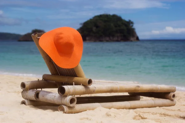 Nyugágyak a strandon, kalap — Stock Fotó
