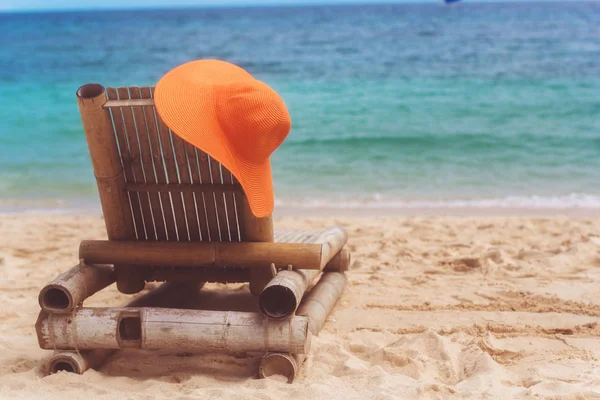 Deck chair on the beach with hat — Stock Photo, Image
