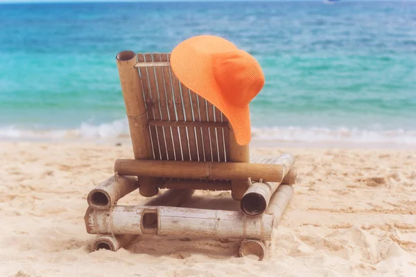 Deck chair on the beach with hat — Stock Photo, Image