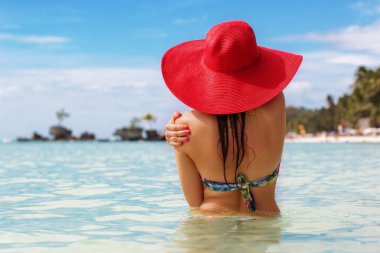 Tropik cennet içinde kadın arkadan görünüm