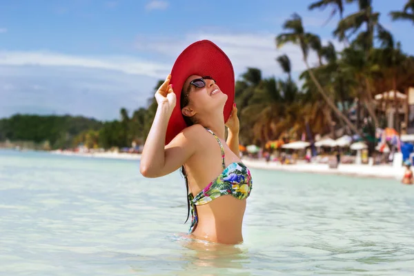 Happy woman in summer vacation at the ocean — Stock Photo, Image