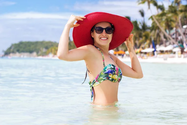 Lycklig kvinna i sommarsemester på ocean — Stockfoto