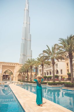 Genç kadın moda tatil günlerinde Dubai