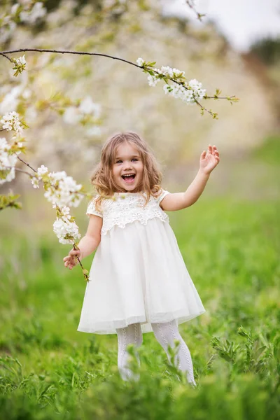 Menina bonita em flor jardim primavera — Fotografia de Stock