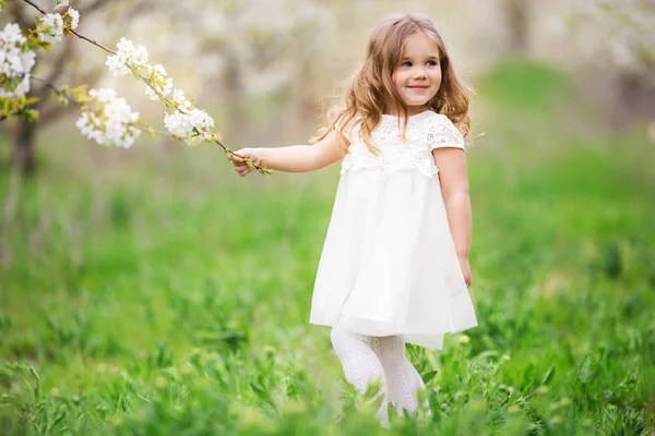 Jolie enfant fille en fleur printemps jardin — Photo