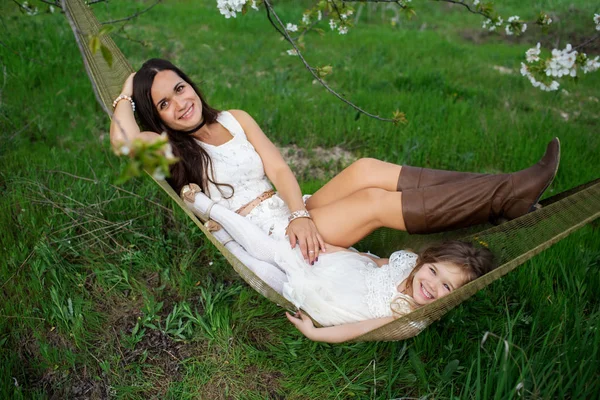 Mutlu anne ve kızı hamakta açık havada dinlenme
