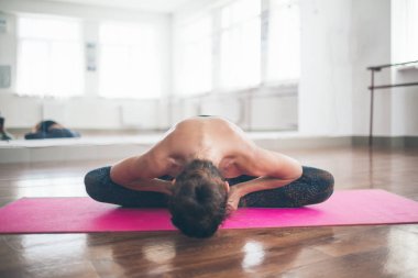 Genç ince kadın onu geri kapalı germe