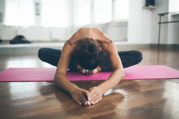 Joven mujer delgada practicando yoga posa —  Fotos de Stock