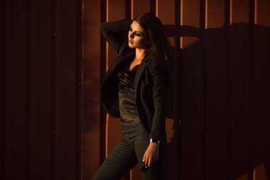 Oldukça ciddi bir iş kadın portresi ahşap duvar yakınındaki siyah resmi kıyafetleri giyiyor