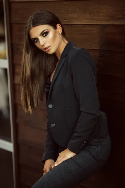 Portret kobiety dość poważna sprawa nosi czarne ubrania Oficjalna blisko ściany drewniane — Zdjęcie stockowe