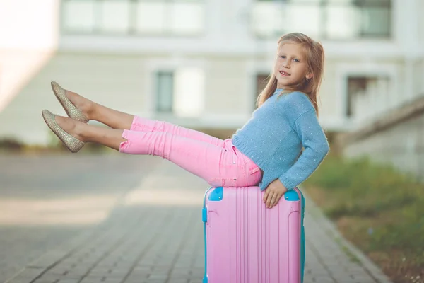 Szczęśliwy, że dziewczynka z różowy walizka jest gotowy do podróży — Zdjęcie stockowe