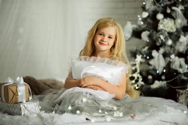 Καλά Χριστούγεννα και καλές διακοπές. Όμορφη ξανθιά κοπέλα είναι εκμετάλλευση Χριστούγεννα δώρο — Φωτογραφία Αρχείου