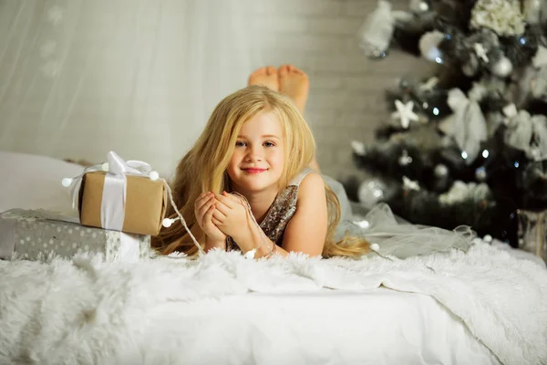 Счастливого Рождества и счастливого праздника. Красивая блондинка рядом с украшенной елкой — стоковое фото