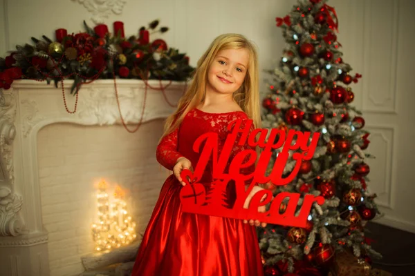 Portrait de belle fille blonde porte une robe rouge de mode près de l'arbre de Noël décoré — Photo