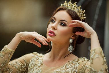 Güzel seksi kadın Prenses elbise ve taç giyiyor
