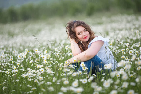 Hermosa mujer en el campo de manzanilla está usando vestido blanco, la primavera —  Fotos de Stock